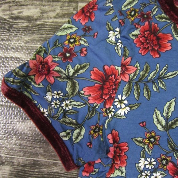 NWT Women's Print/Velvet Trimmed Short Sleeve Top - Picture 4 of 9